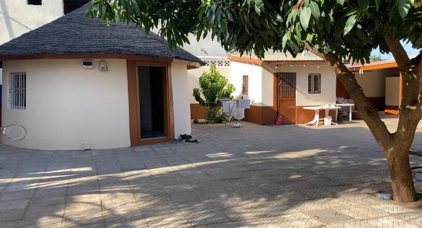 Dabo House Hotel Brufut Exterior foto