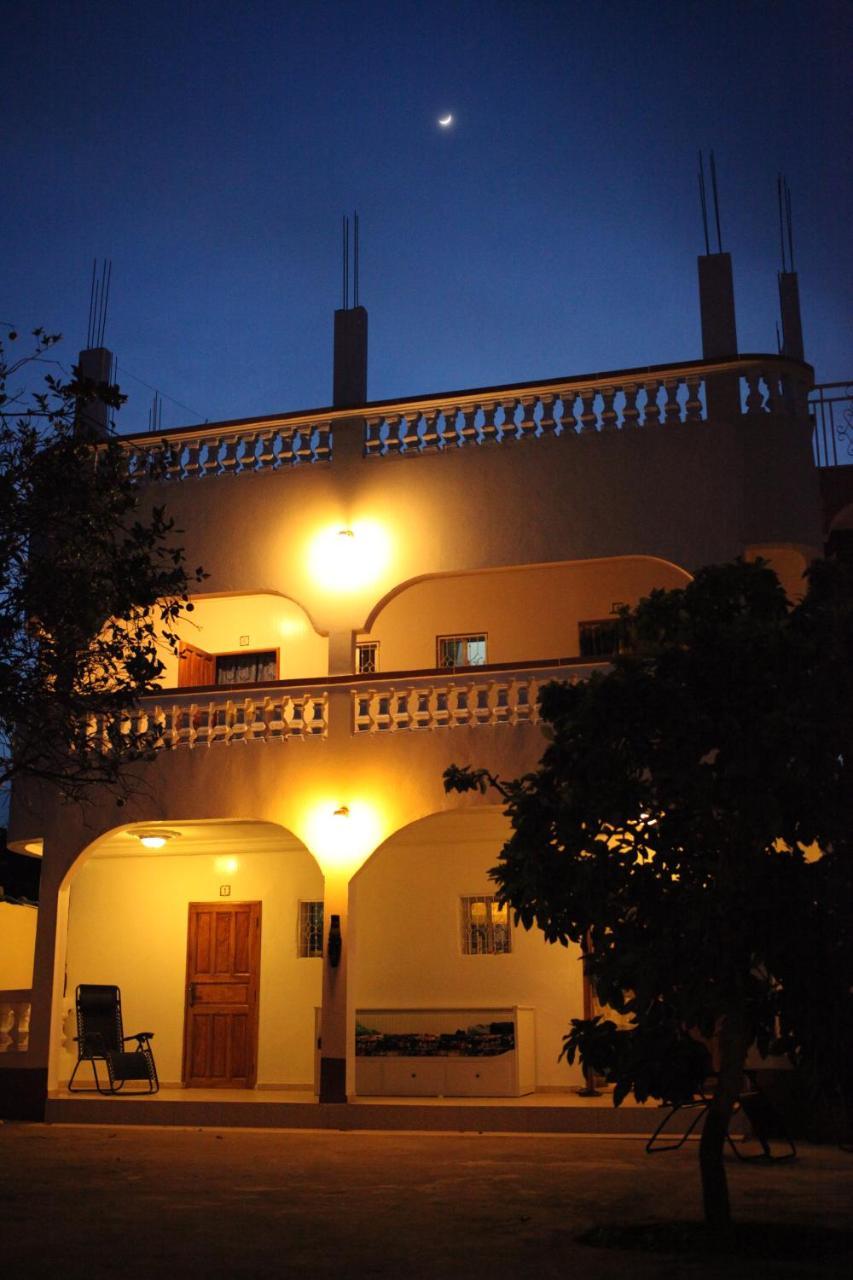 Dabo House Hotel Brufut Exterior foto
